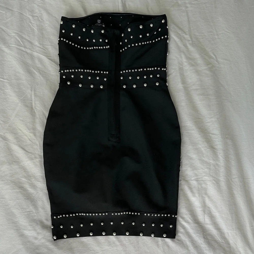 Chic Strapless Black Dress with Metal Stud Detailing - Picture 2 of 7